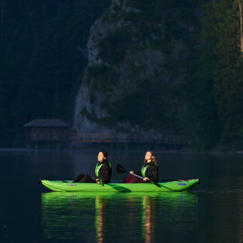 Töltse be a képet a galérianézegetőbe, Gumotex Twist 2/1 in grün im Einsatz mit 2 Personen