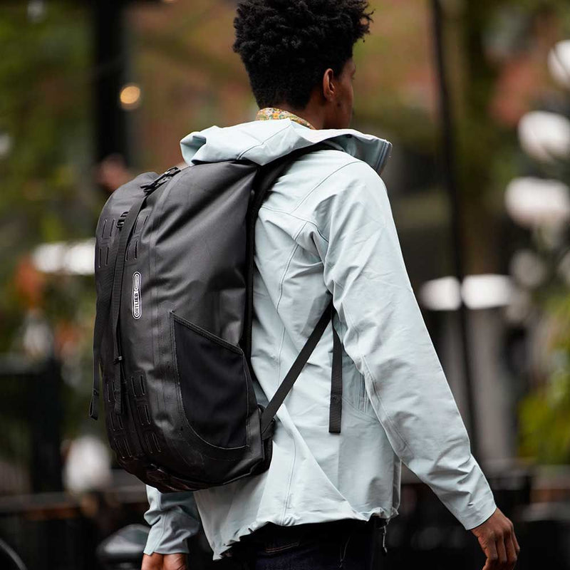 Carica immagine in Galleria Viewer, Ortlieb Atrack CR Rucksack (25 L) getragen