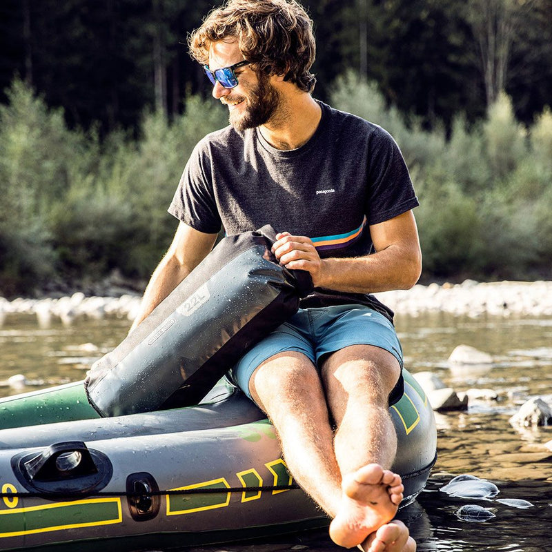 Carica immagine in Galleria Viewer, Ortlieb PS490 Drybag in schwarz auf einem Boot