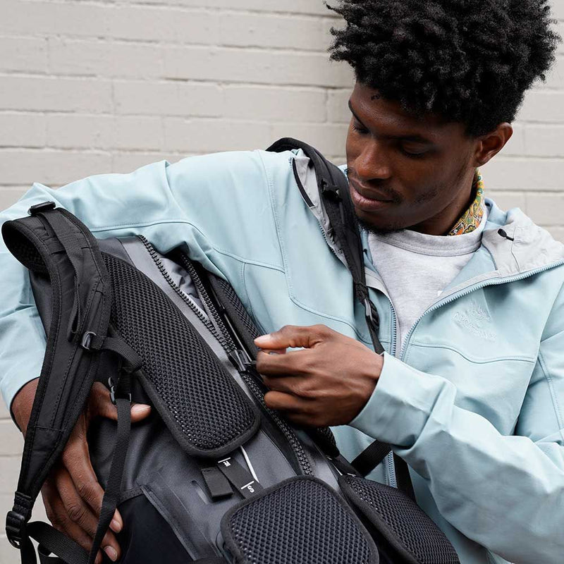 Carica immagine in Galleria Viewer, Ortlieb Atrack CR Rucksack (25 L) getragen