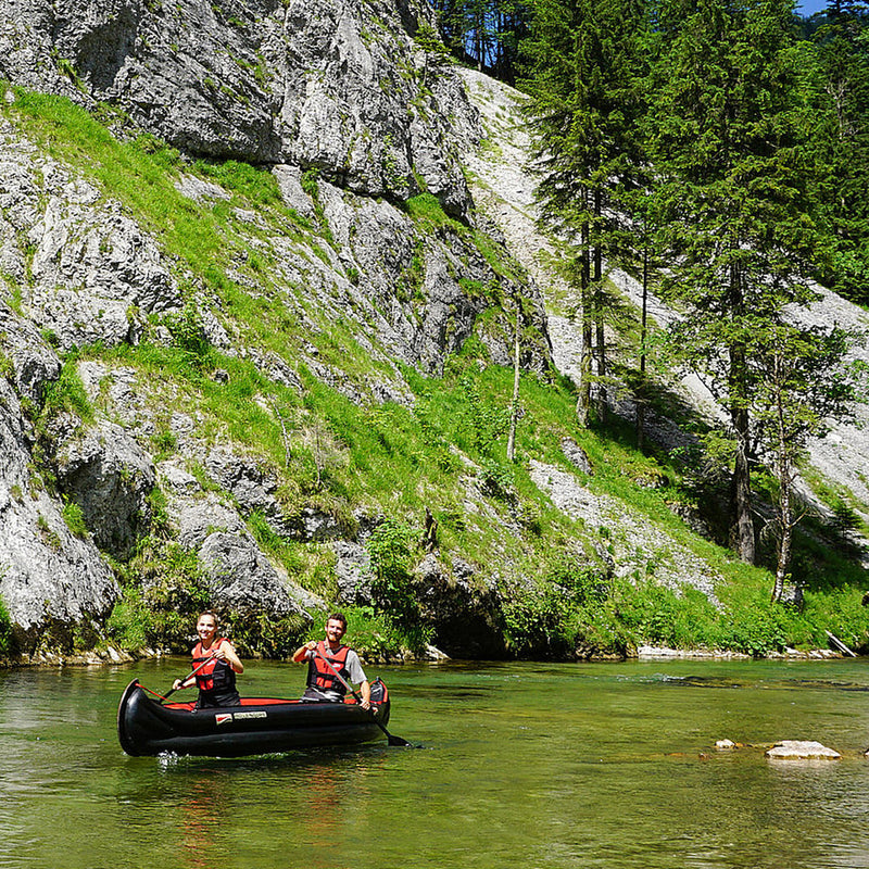 Töltse be a képet a galérianézegetőbe, Steve mit Paddlerin im Grabner Adventure Kanu auf der Salza