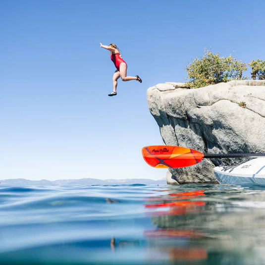 AquaBound Tango Fiberglaspaddel Blatt auf dem Wasser