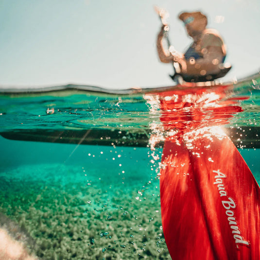 Aqua Bound Manta Ray Fiberglas Doppelpaddel im Einsatz