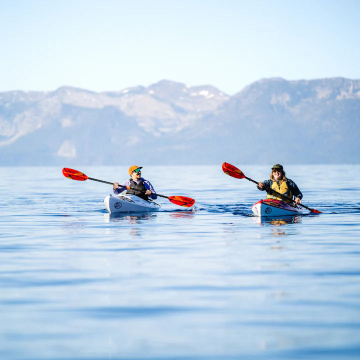 Lade das Bild in Galerie -Viewer, AquaBound Tango Fiberglas Doppelpaddel Ansicht auf dem Wasser
