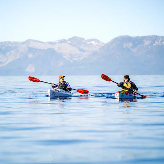 AquaBound Tango Fiberglas Doppelpaddel Ansicht auf dem Wasser