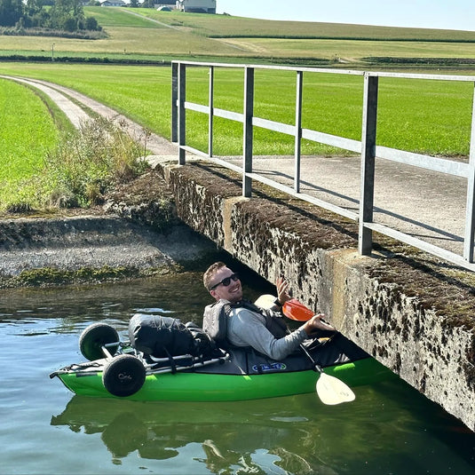 Gumotex Swing 1 in grün unter eine Brücke