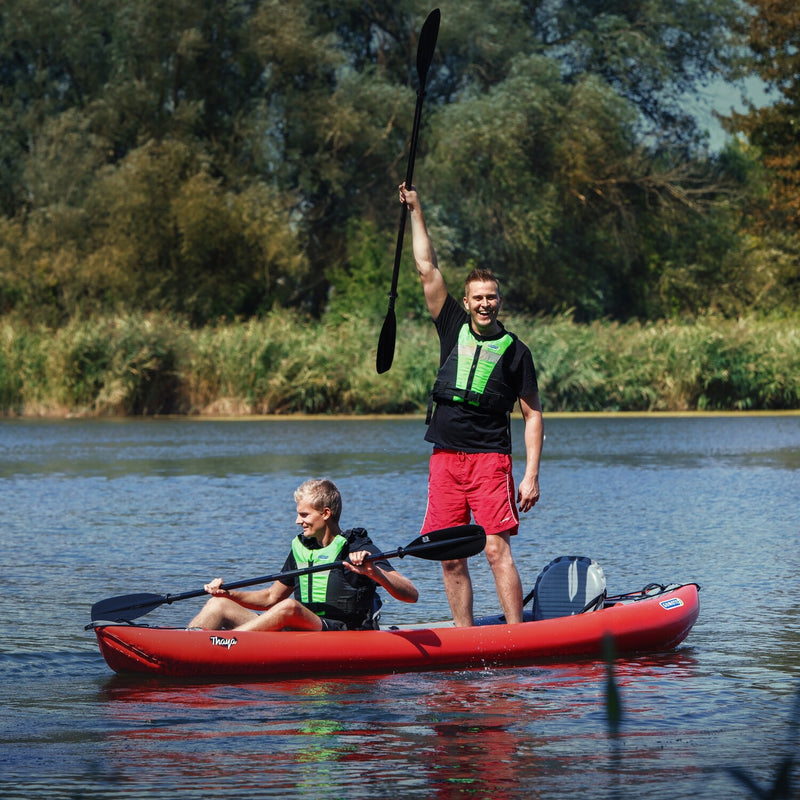 Töltse be a képet a galérianézegetőbe, Gumotex Thaya im Einsatz mit stehender Person
