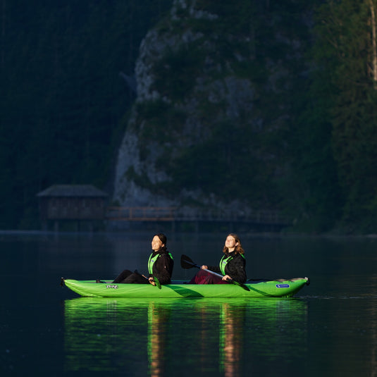 Gumotex Twist 2/1 in grün im Einsatz mit 2 Personen