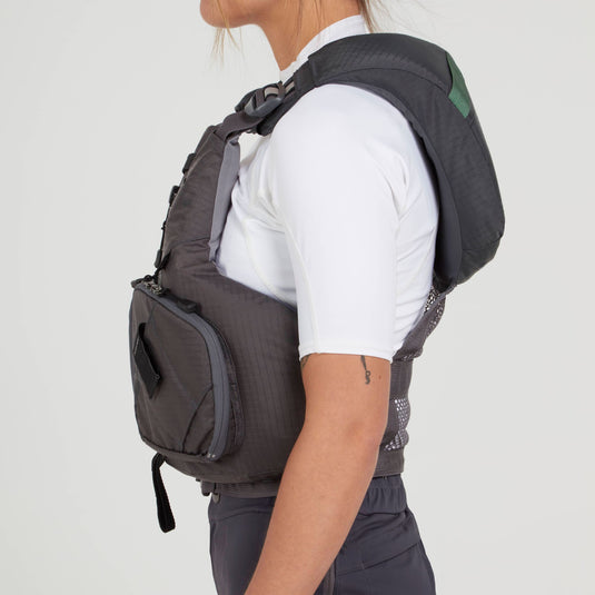 NRS Chinook Schwimmweste (Modell 2026) getragen Seitenansicht