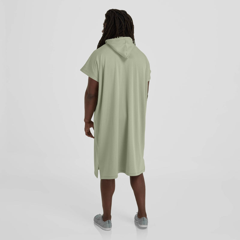 Load image into Gallery viewer, NRS Covert Changing Poncho Umziehponcho getragen von einem Mann
