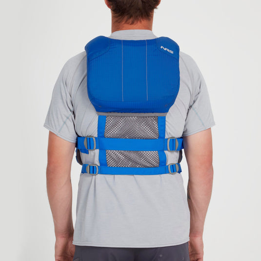 NRS Lucid Schwimmweste in blau getragen von hinten