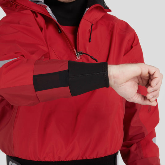 NRS Orion Trockenjacke Herren in rot Handgelenk Detailaufnahme