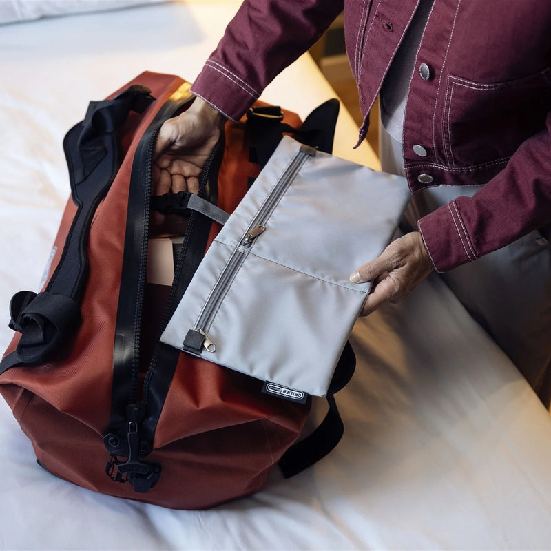 Lade das Bild in Galerie -Viewer, Ortlieb Duffle Lite Reisetasche Innentasche im Einsatz
