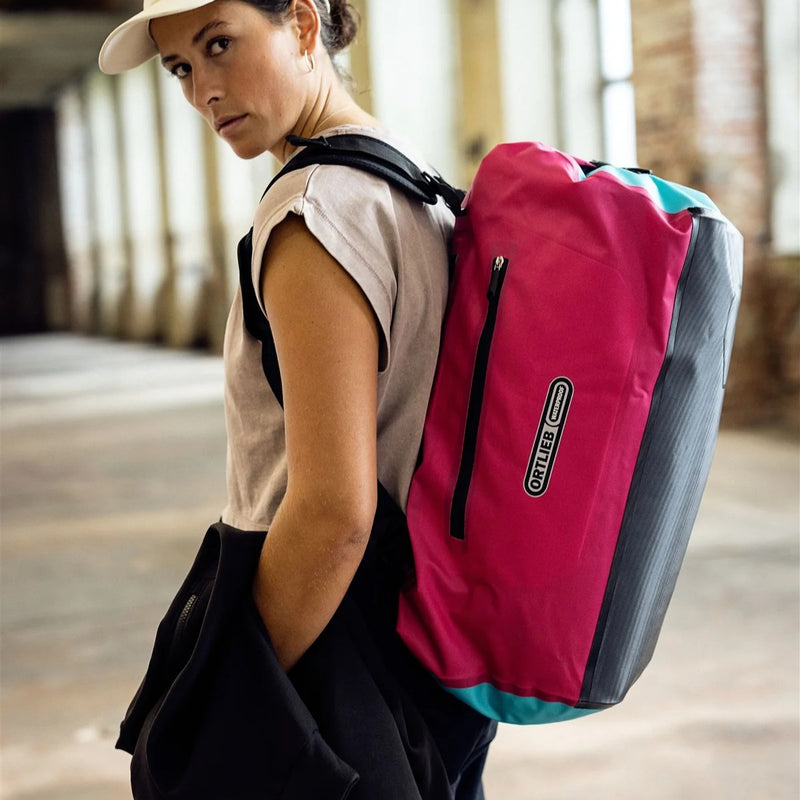 Lade das Bild in Galerie -Viewer, Ortlieb Duffle Lite Reisetasche als Rucksack getragen
