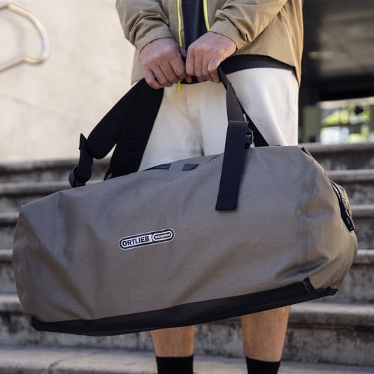Ortlieb Duffle Lite Reisetasche getragen