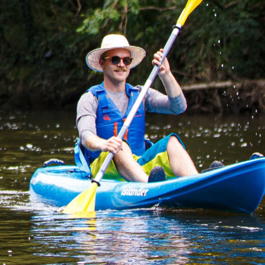 Palm Meander Highback Schwimmweste in blau in Aktion auf dem Boot von vorne
