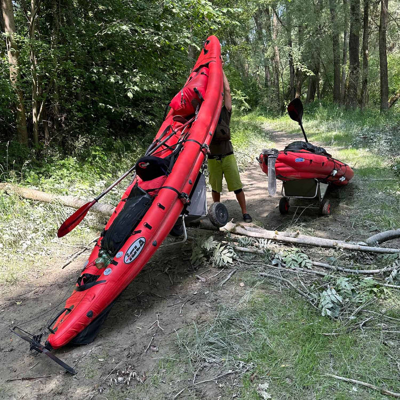 Töltse be a képet a galérianézegetőbe, Zelgear Igla 410 in rot am Bootswagen
