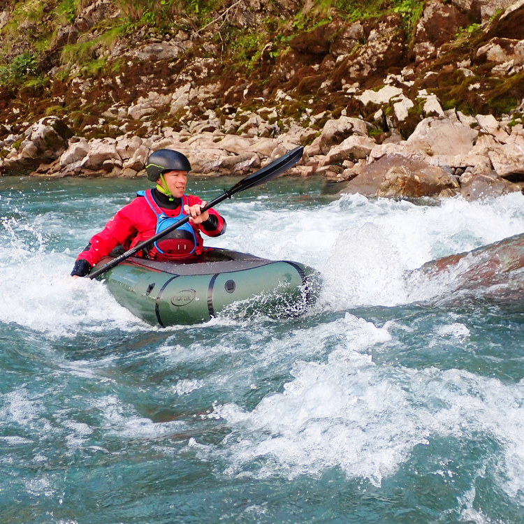 Load image into Gallery viewer, Nortik TrekRaft Packraft mit Verdeck in grün im Einsatz
