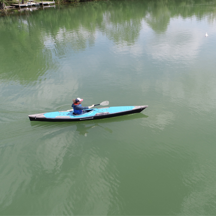 Load image into Gallery viewer, Pakboats Puffin Saranac in blau im Einsatz
